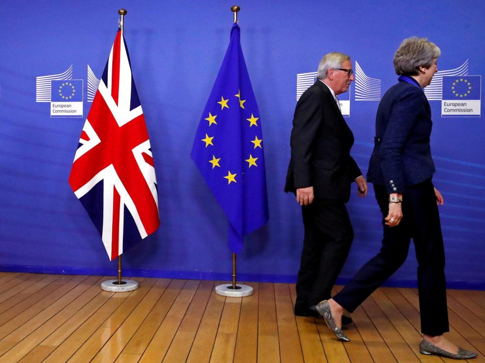 Teresa May, primera ministra británica,en imagen de archiv junto al presidente de la Comisión Europea, Jean-Claude Juncker.