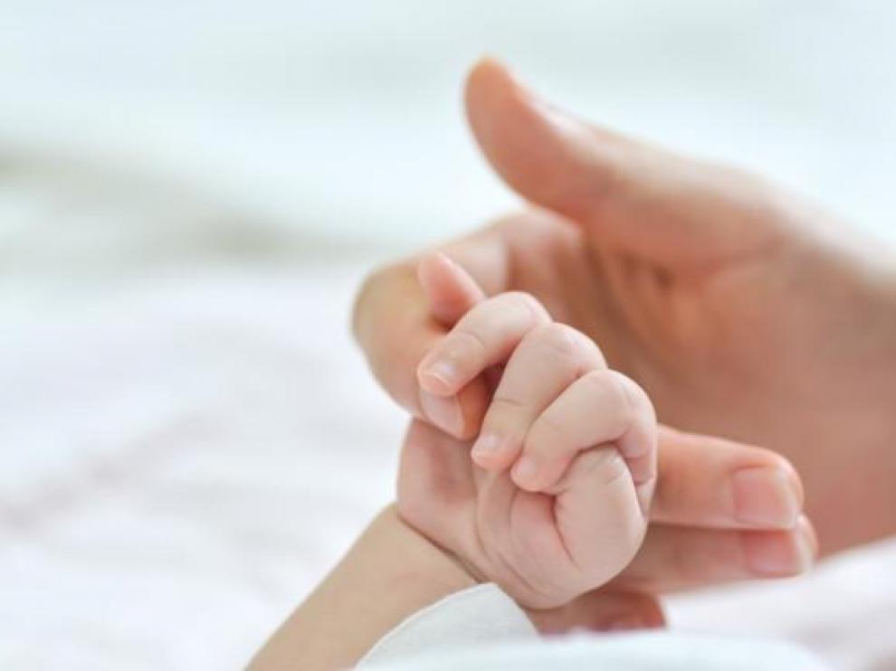 El contacto físico puede aumentar también el vínculo con los padres.