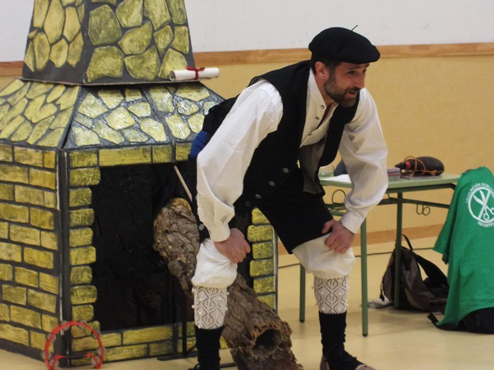 La tronca de Navidad es cada vez más popular. En la imagen, una representación en un colegio de Cadrete (Zaragoza).