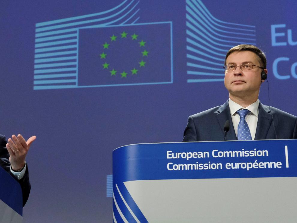 El vicepresidente de la CE para el Euro, Valdis Dombrovskis (derecha).