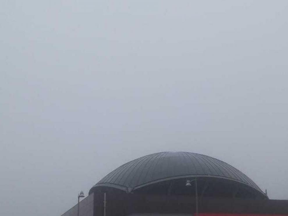Niebla densa en esta mañana de domingo en Zaragoza. En la imagen, la estación del Portillo.