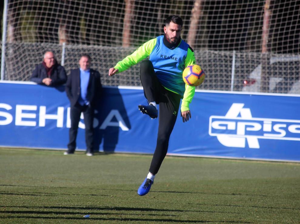 Pablo Insua realiza un control con el balón.