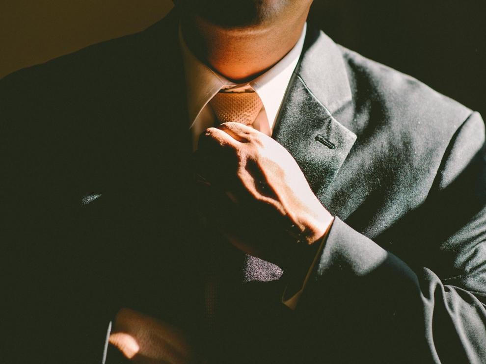 Hacer bien el nudo de la corbata ayudará a no tener que ajustarla durante un evento.