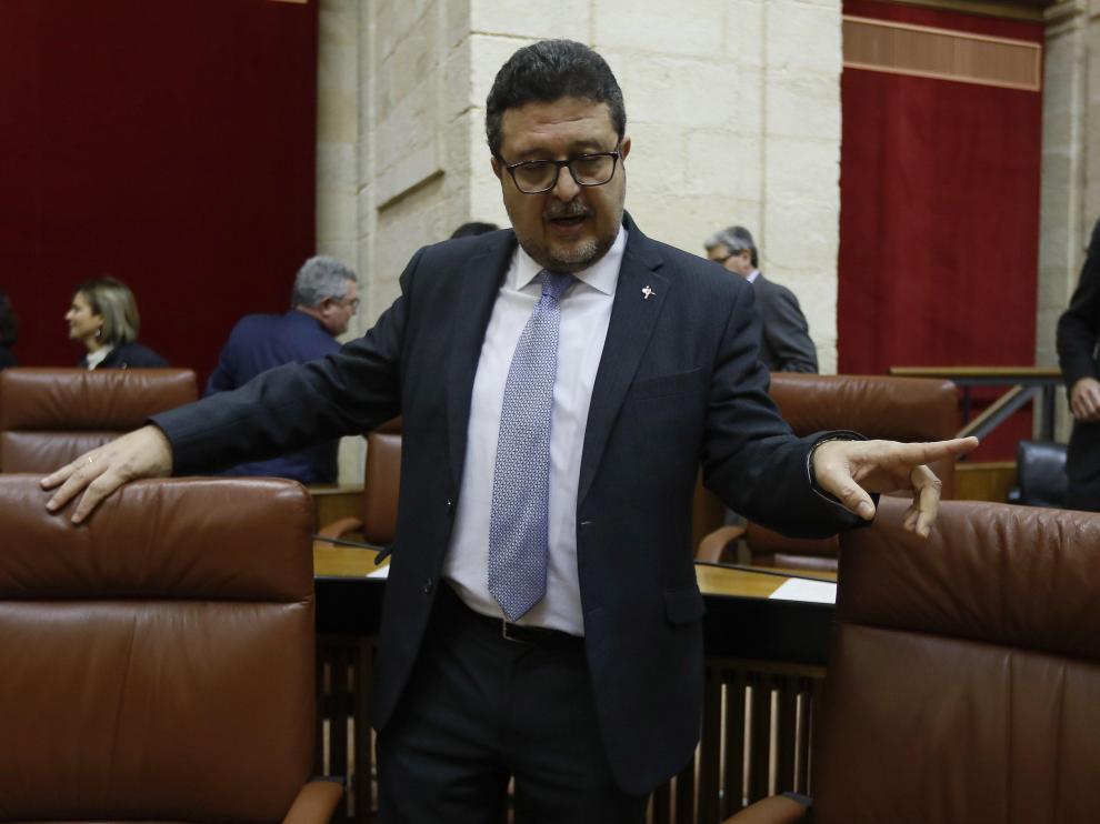 El portavoz del grupo parlamentario de Vox, Francisco Serrano.