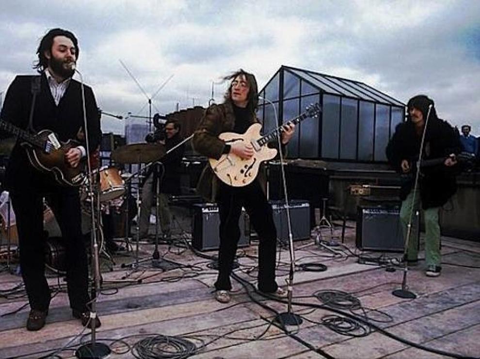 Instante de la actuación de The Beatles en el tejado de la corporación Apple Corps el 30 de enero de 1969.