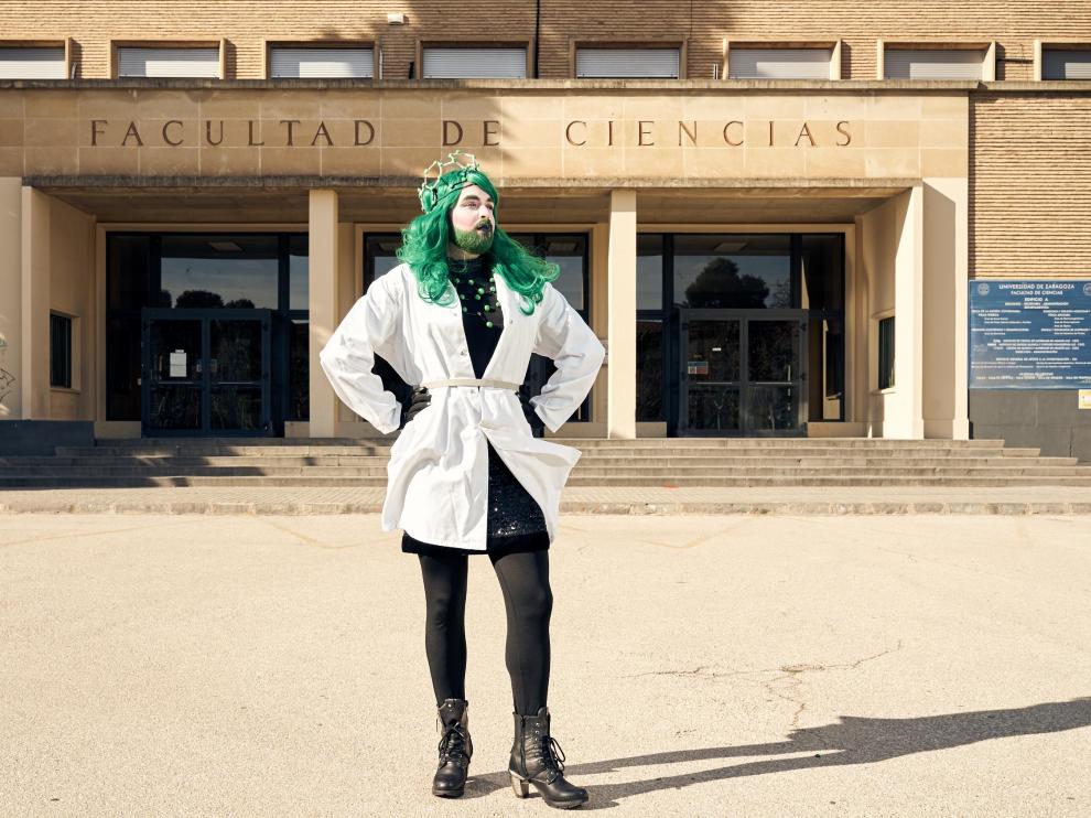 Sassy Science, que eligió peluca verde para posar ante la Facultad de Ciencias, se presentó en sociedad en el congreso bienal Euroscience Open Forum, con el apoyo de la beca europea 'Enabling Excellence'