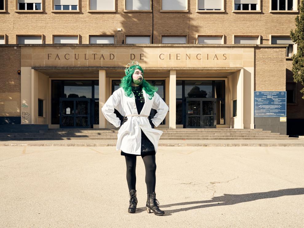 Sassy Science, que eligió peluca verde para posar ante la Facultad de Ciencias, se presentó en sociedad en el congreso bienal Euroscience Open Forum, con el apoyo de la beca europea 'Enabling Excellence'