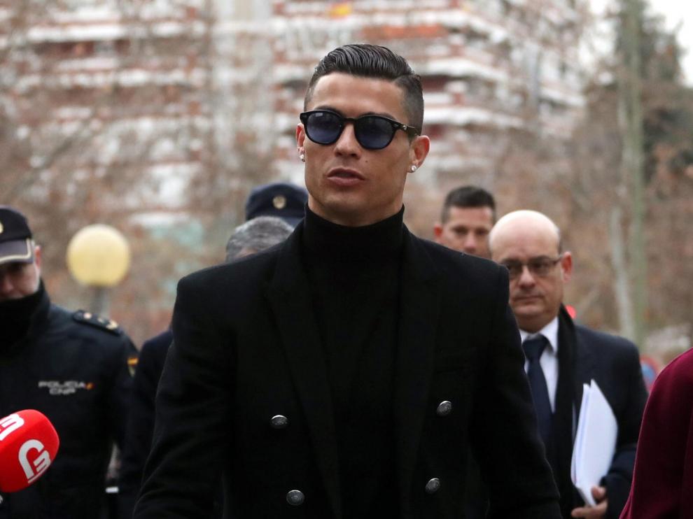 Cristiano Ronaldo hace el 'paseíllo' junto a Georgina