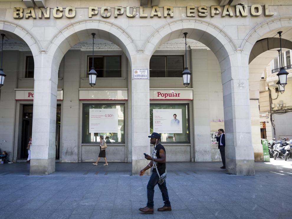Imagen de archivo de una oficina del Banco Popular en Zaragoza.