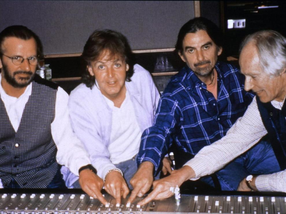 The Beatles y el productor George Martín en los estudios, en una imagen de archivo.