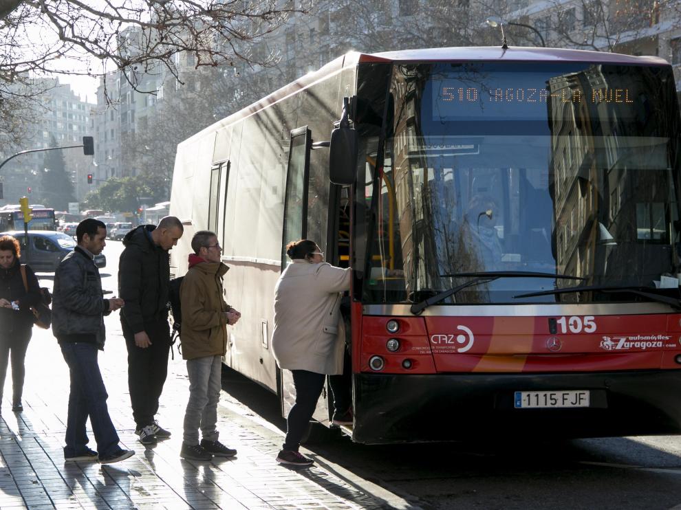 Un autobús de la línea 510, Zaragoza-La Muela, ayer, en la parada inicial del recorrido.