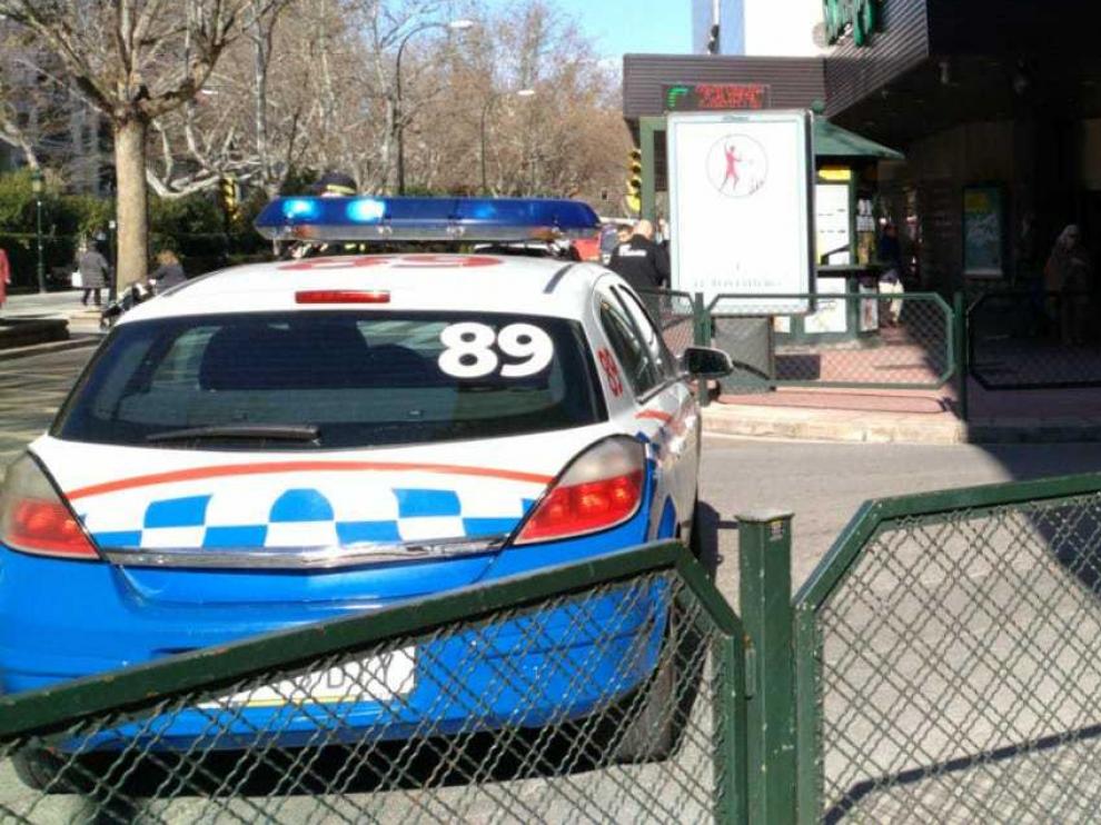 Las patrullas de la Policía Local de Zaragoza están regulando el tráfico en la zona.