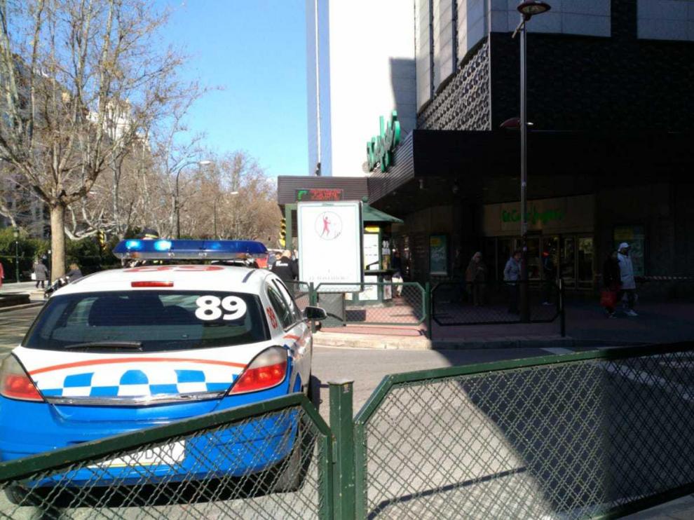 Las patrullas de la Policía Local de Zaragoza están regulando el tráfico en la zona.