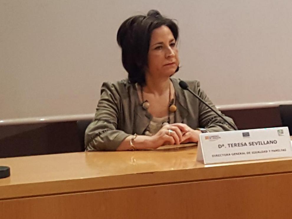 La directora general de Igualdad y Familias, Teresa Sevillano; la consejera de Ciudadanía y Derechos Sociales, María Victoria Broto, y la presidenta de la UCA, Fernanda Blanco.