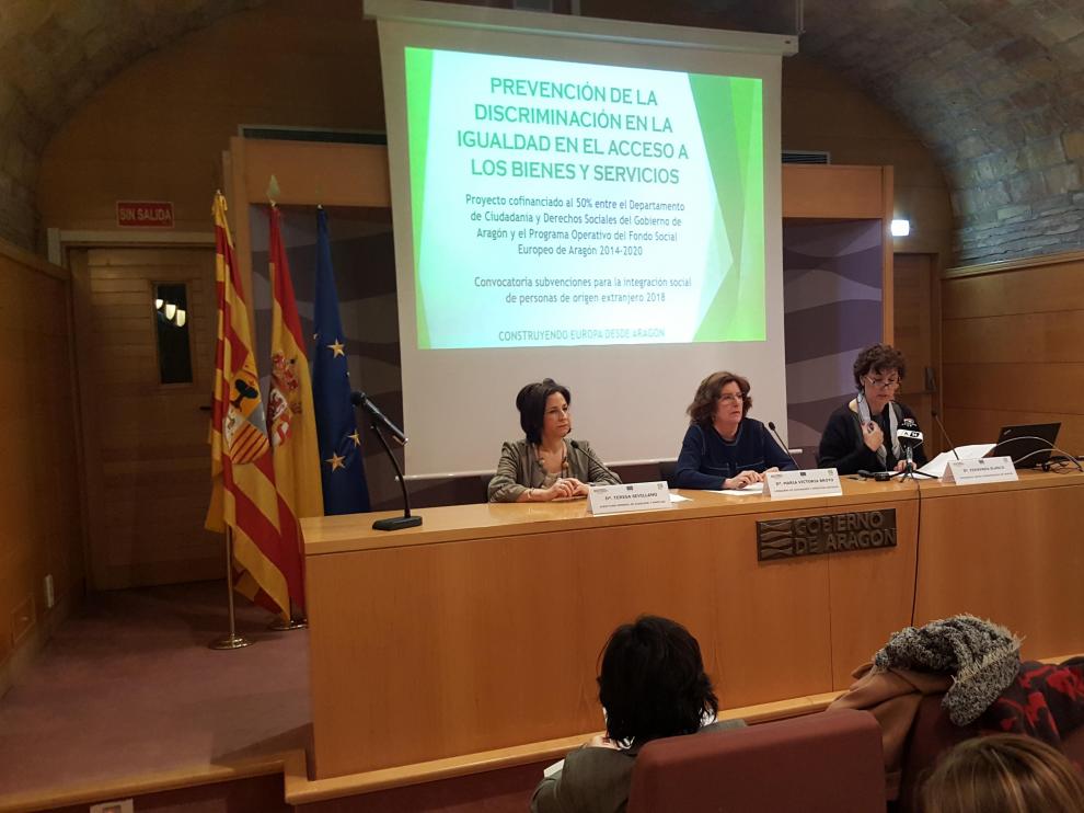 La directora general de Igualdad y Familias, Teresa Sevillano; la consejera de Ciudadanía y Derechos Sociales, María Victoria Broto, y la presidenta de la UCA, Fernanda Blanco.