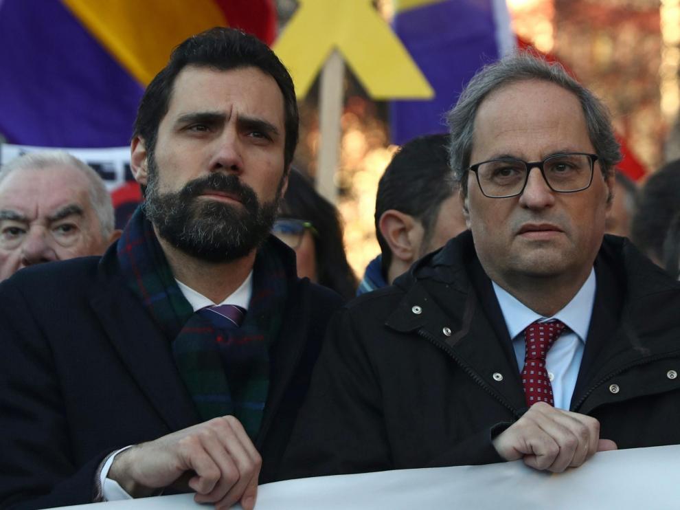 Roger Torrent junto a Quim Torra en la concentración previa al juicio del procés.
