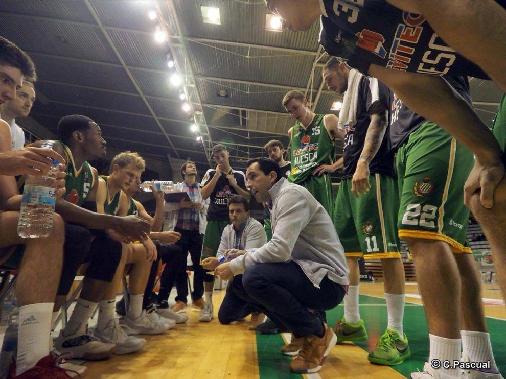Guillermo Arenas da instrucciones a sus jugadores en Cáceres.