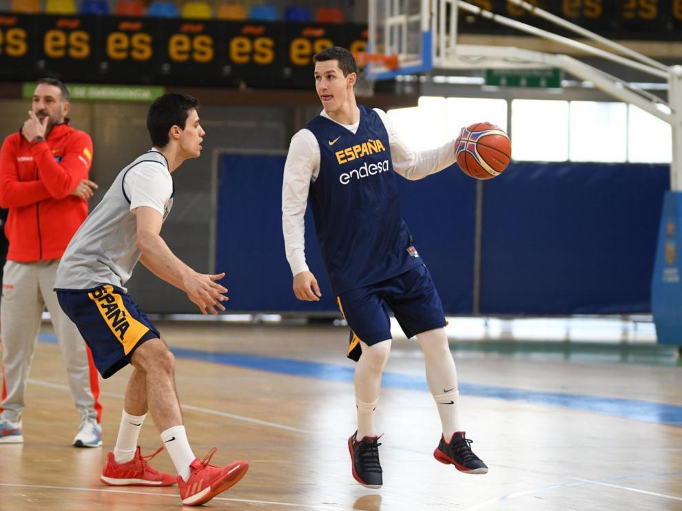 Rodrigo San Miguel, defendido por Carlos Alocén en el entrenamiento de este miércoles con la selección española.