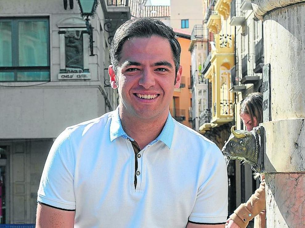 Miguel Rivera, en la fuente de la plaza del Torico de Teruel.