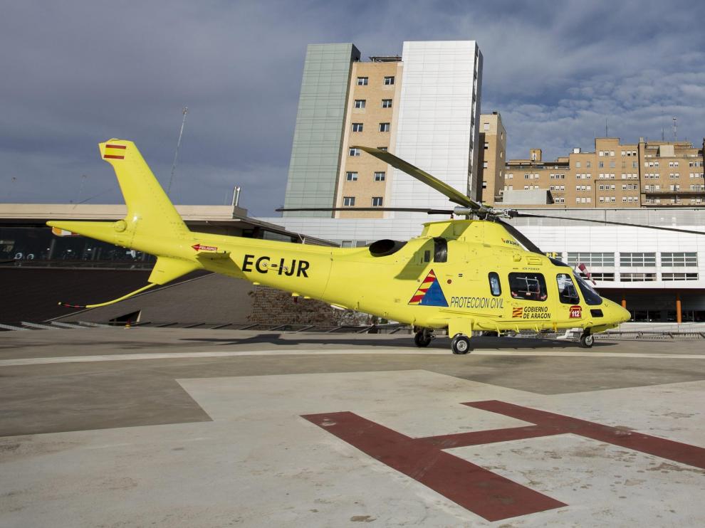 Un helicóptero del 112 en el helipuerto del Miguel Servet, en Zaragoza.
