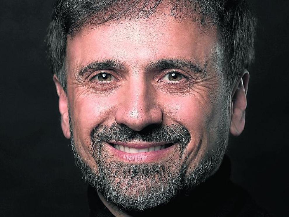 La oscuridad no perturba la sonrisa de José Mota.