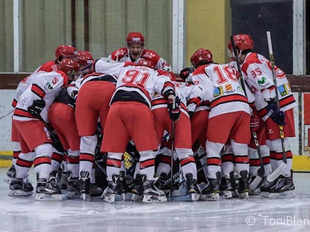 Los jugadores del Club Hielo, antes de empezar un partido. Foto Toniblanco.es