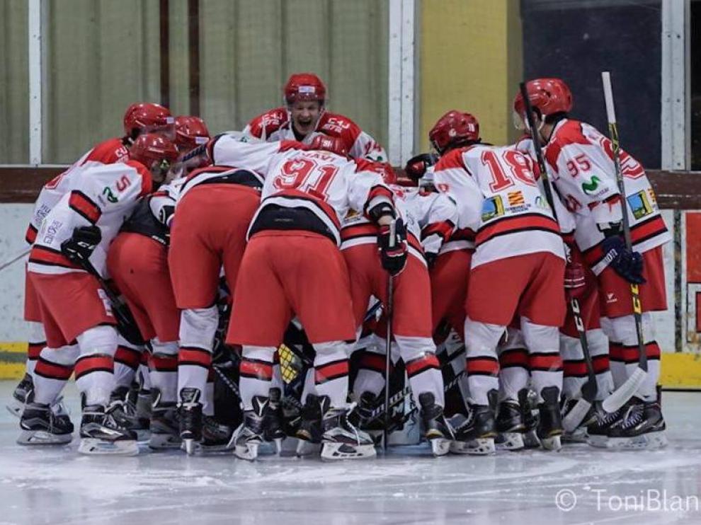 Los jugadores del Club Hielo, antes de empezar un partido. Foto Toniblanco.es