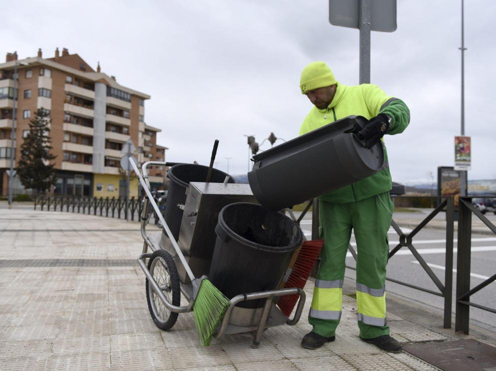Un empleado del servicio de limpieza viaria de Huesca
