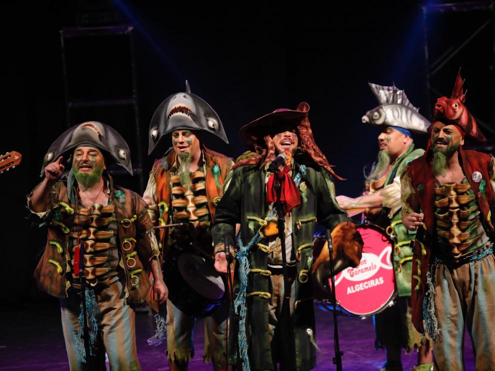 La chirigota La Maldición de la Lapa Negra, ganadora del concurso de 2019 en el Teatro Falla de Cádiz, ayer, en Zaragoza.