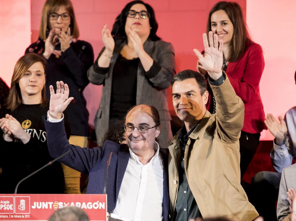 Pedro Sánchez y Javier Lambán, en el mitin que dieron en el primer fin de semana de febrero en el cine Palafox de Zaragoza.