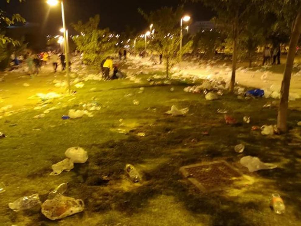 Los vecinos denuncian el ruido, la suciedad, los destrozos, el ruido y las aglomeraciones causadas por el recinto ferial único.