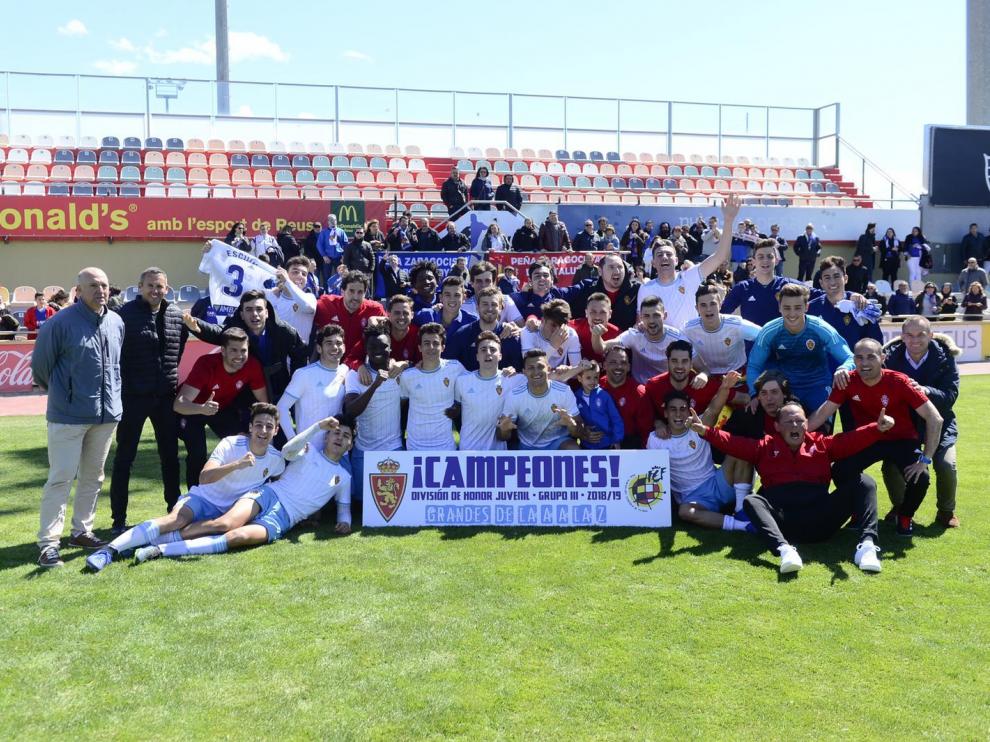 El DH Juvenil del Real Zaragoza celebra el título en Reus.
