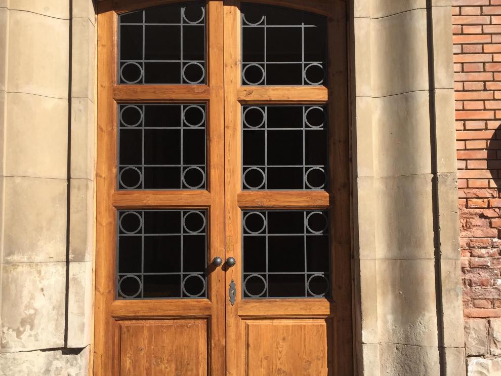 La actuación ha incluido la restauración de la puerta de madera.