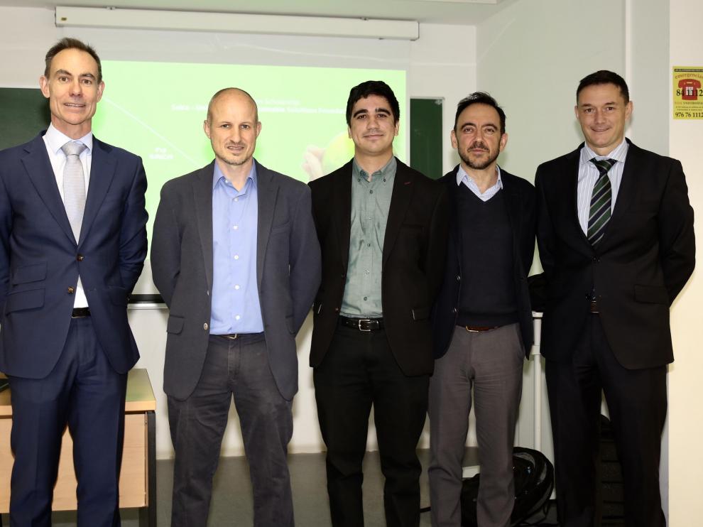 Federico Asensio, presidente de la Cátedra y director de I+D+i del Grupo Saica, Ricardo Cañavate, director de Nuevos Materiales y Desarrollo de negocio del grupo, Oscar Ovelleiro, director de Campus Saica; así como el ganador de la III edición del premio, David Gracia y el director de la Cátedra Alberto Gonzalo, han participado hoy en la presentación