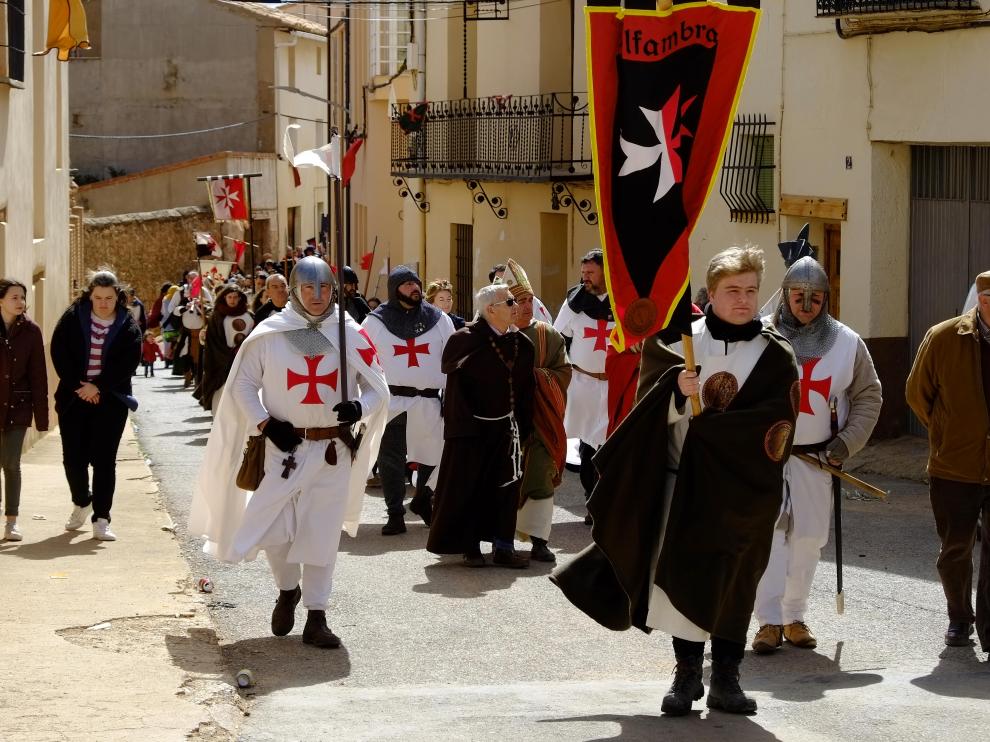 Desfile de órdenes militares por las calles de Alfambra.