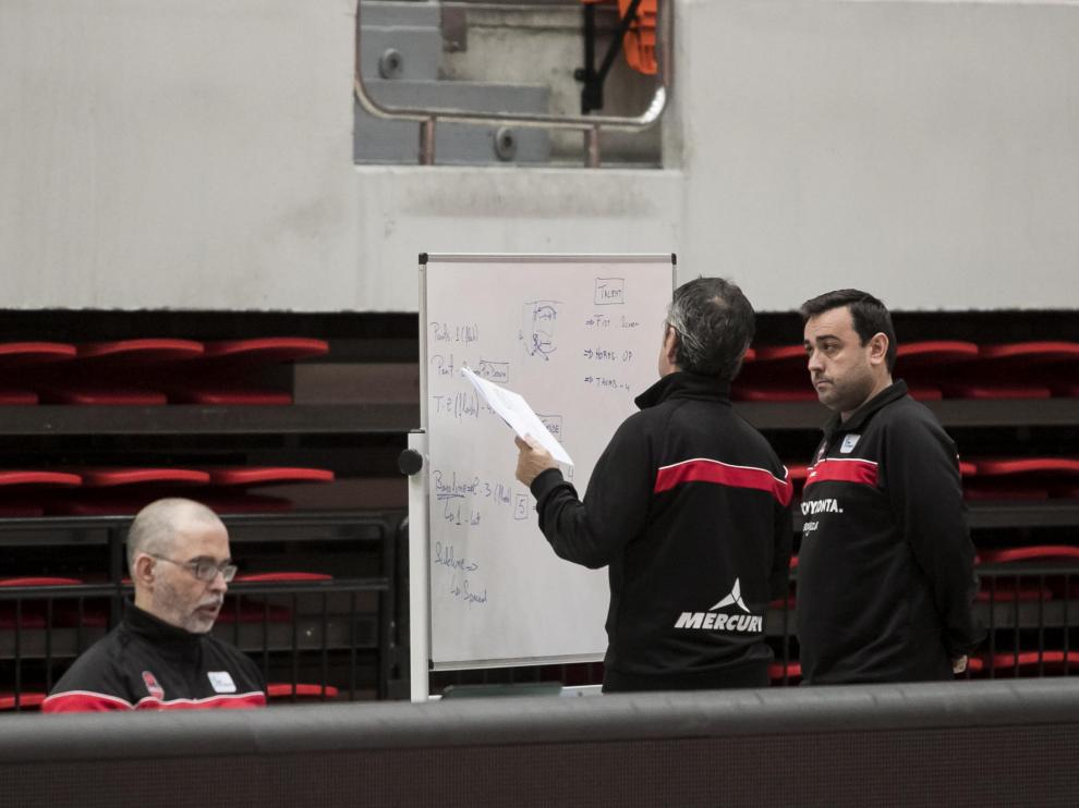 Fisac conversa con sus ayudantes durante un entrenamiento en el Príncipe Felipe.