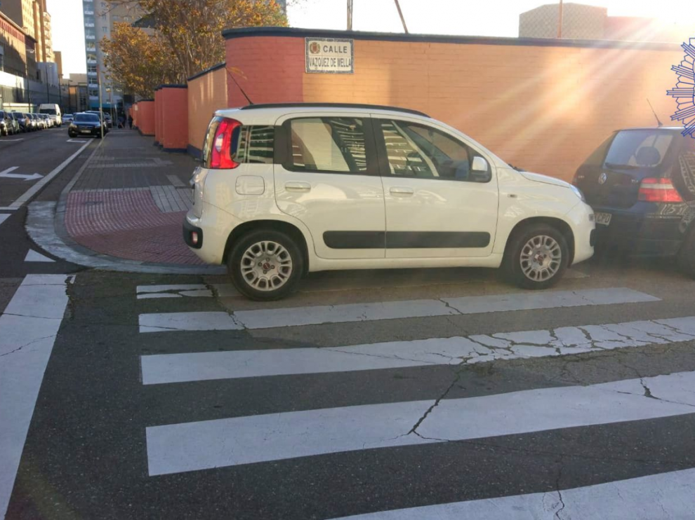 El vehículo mal estacionado en la calle de Vázquez de Mella.
