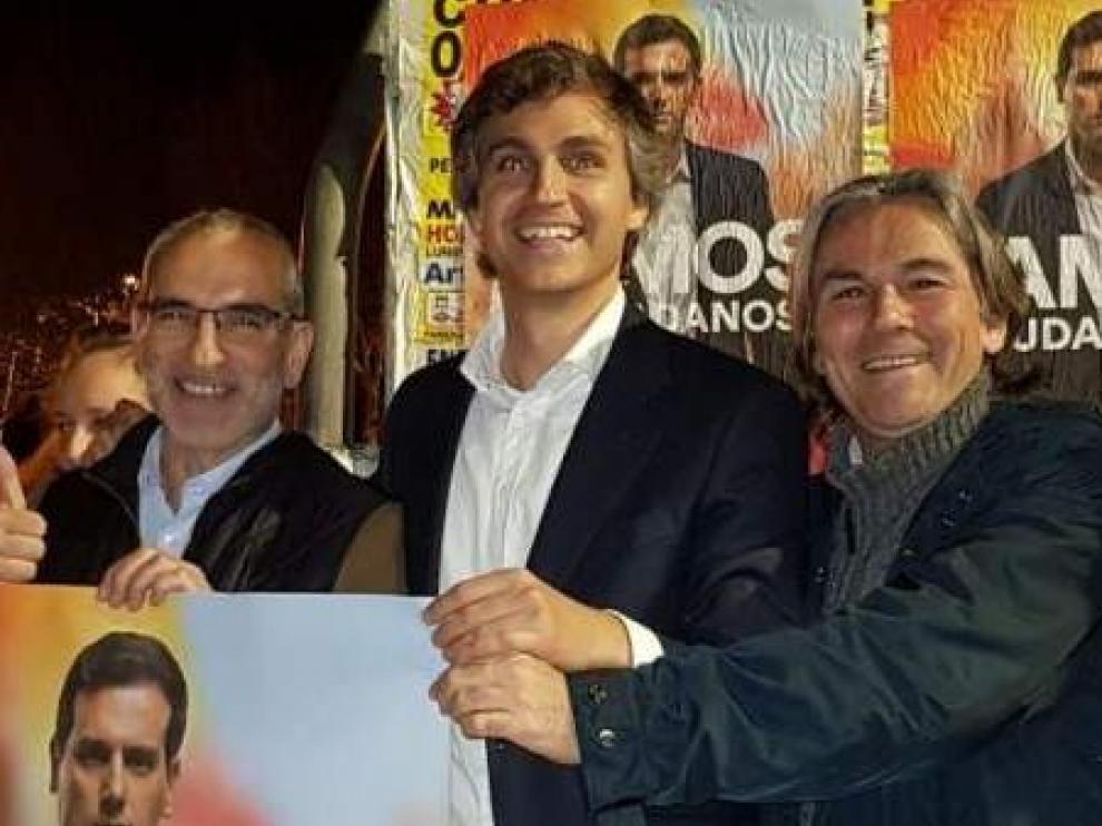 El novio de la prima de Malú, Damián Macías, en el centro, en la pegada de carteles de Ciudadanos en Pozuelo de Alarcón.