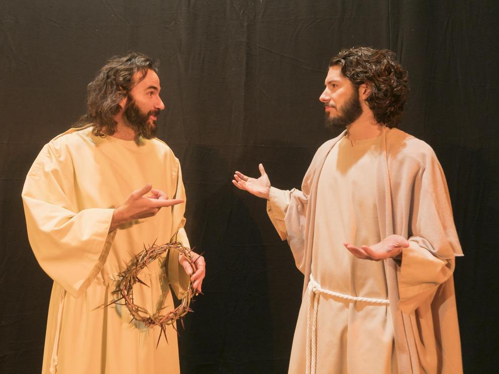 Javier Machuca -izda.- interpreta a Jesús los domingos y Jorge Cored lo encarna los sábados.