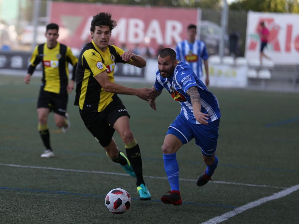 Lafita, del Ejea, busca progresar con balón ante la presión de un rival del Hércules.