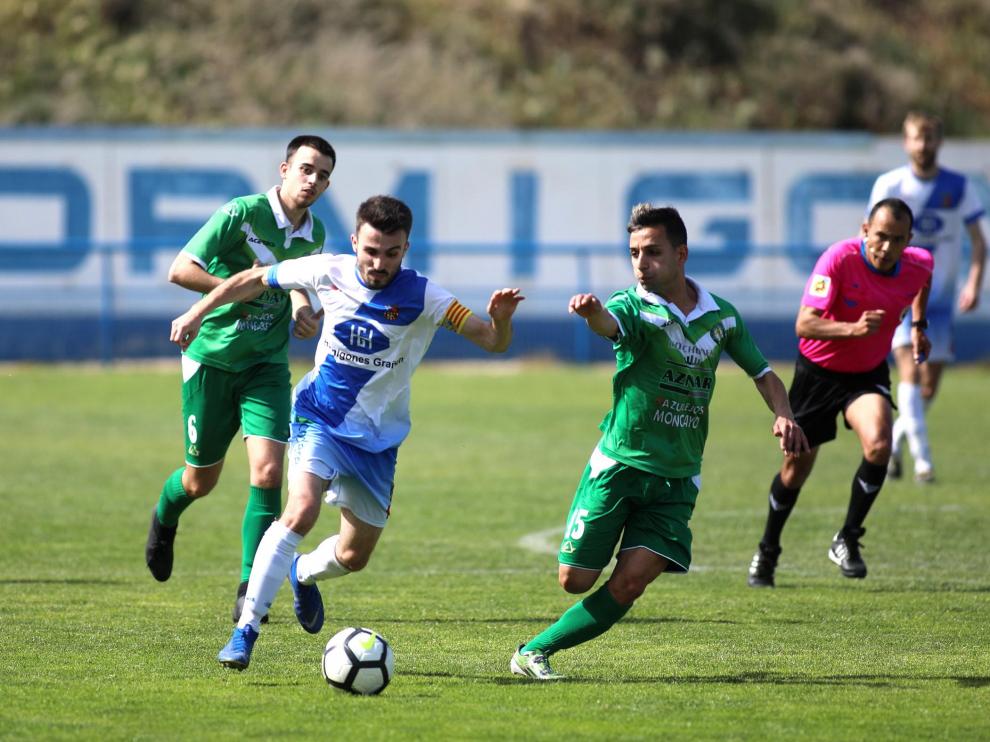 Un lance del partido entre el Grañén y Cuarte.
