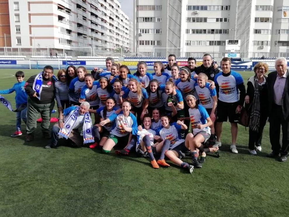 Los componentes de Zaragoza CFF celebra el título a pie de campo