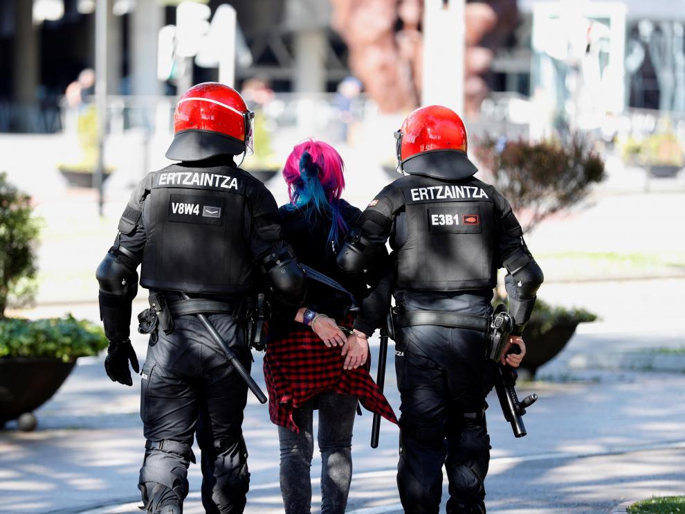 Los incentes en Bilbao durante el mitin de Vox se saldan con cinco detenidos y siete contusinados.