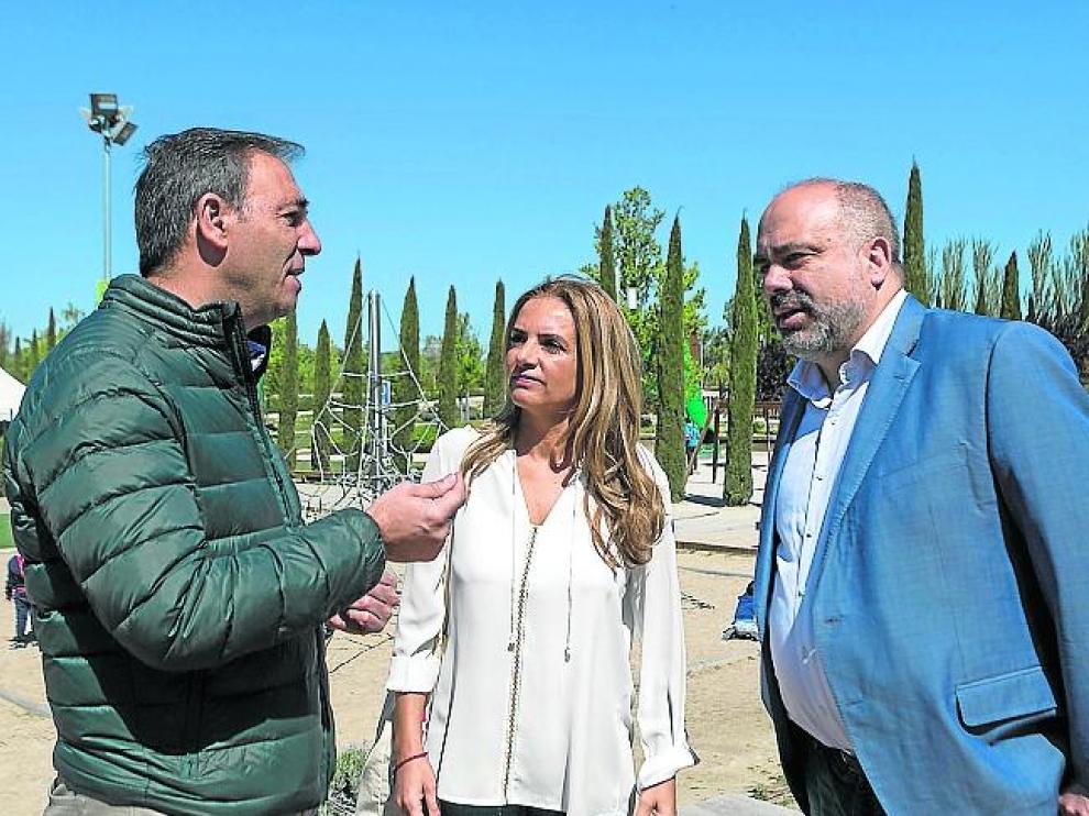 Miguel Dalmau, Susana Sumelzo y Pau Marí-Klose, este sábado, en el Parque del Agua de Zaragoza.