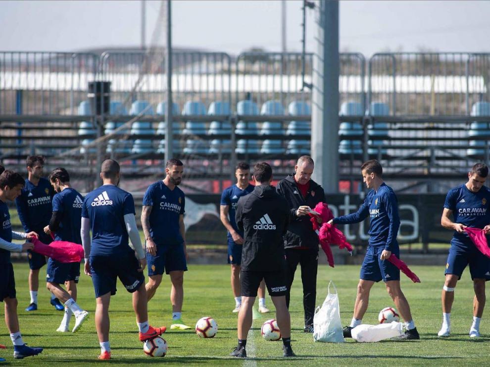 Víctor Fernández reparte petos en uno de los entrenamientos de la semana.