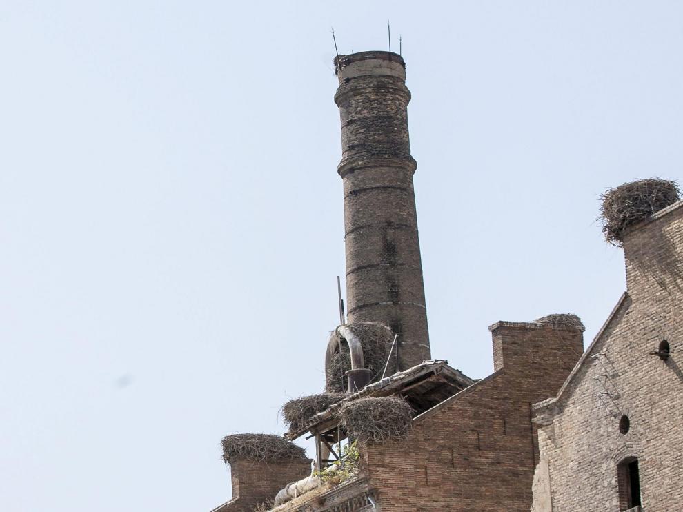 Chimenea de una antigua fábrica.
