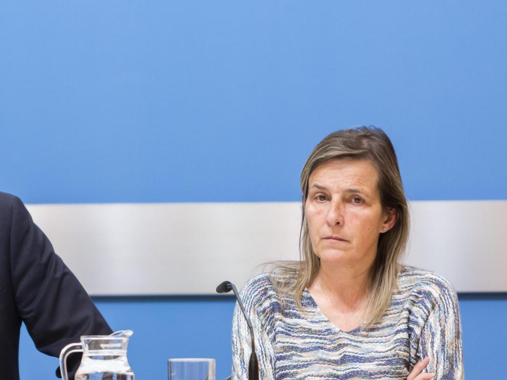 Fernando Rivarés, este lunes, junto a la directora general de Economía, Ana Sanromán.