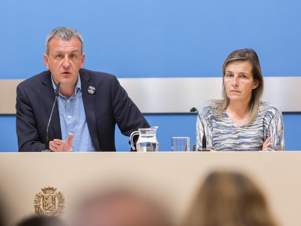 Fernando Rivarés, este lunes, junto a la directora general de Economía, Ana Sanromán.