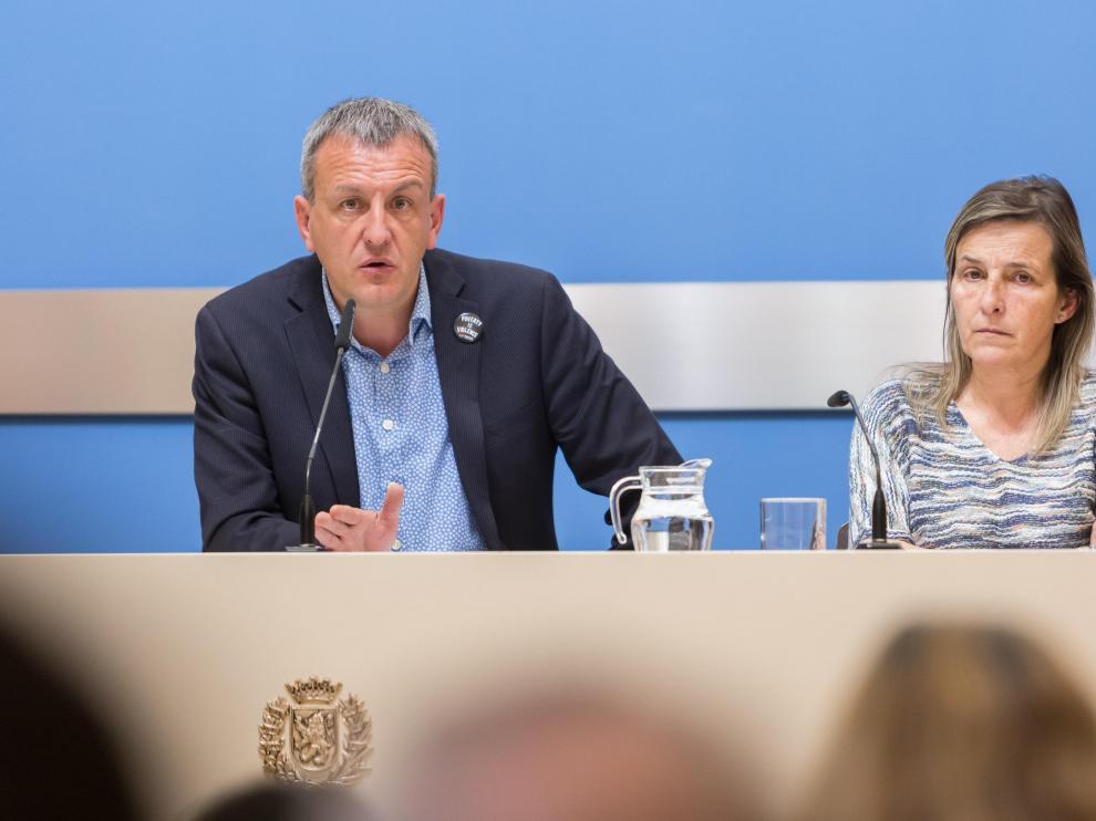Fernando Rivarés, este lunes, junto a la directora general de Economía, Ana Sanromán.