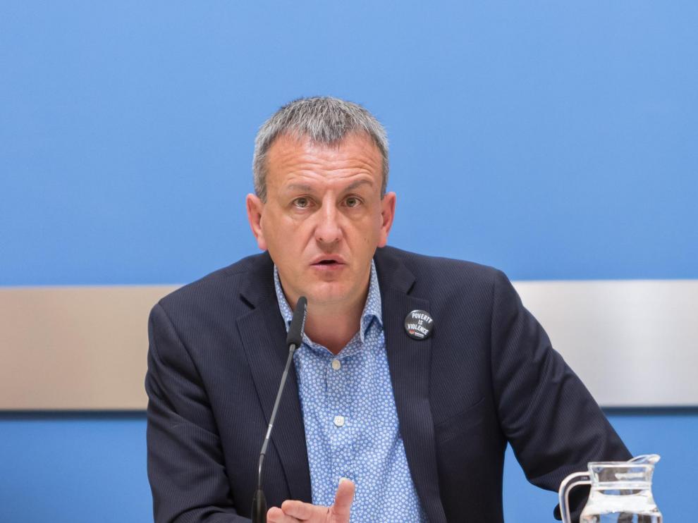 Fernando Rivarés, este lunes, junto a la directora general de Economía, Ana Sanromán.